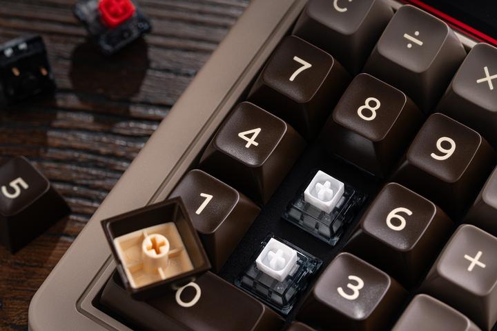 Produktbild 8bitdo Retro 18 Mechanical Numpad (C64 Edition) - Numpad (Nummernblock, Kabelgebunden, Kabellos)