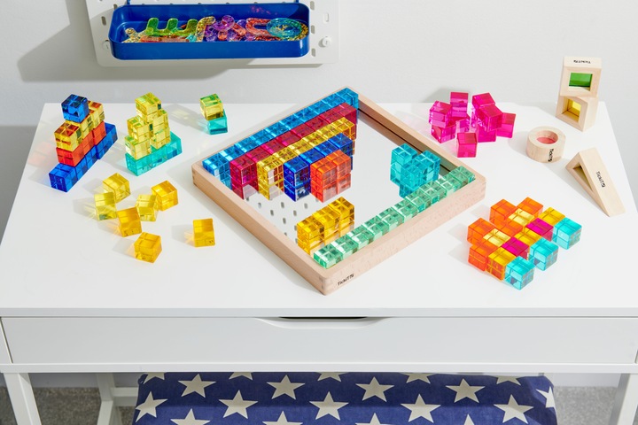 Produktbild TickiT Set mit 100 farbigen und Transparente Acryl-Würfel und einem Spiegelkasten aus Holz