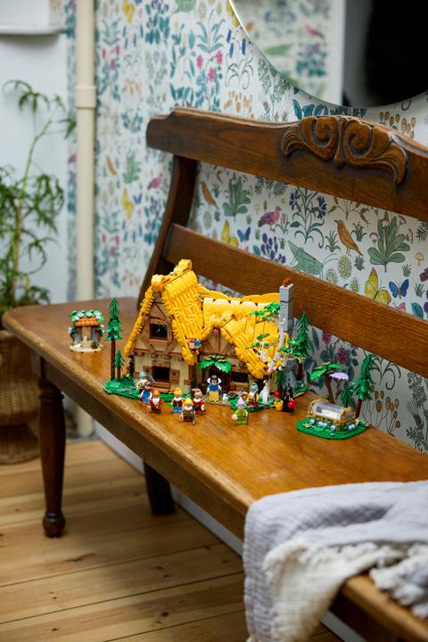 Image du produit LEGO La cabane de Blanche-Neige et des sept nains (43242, LEGO Disney)