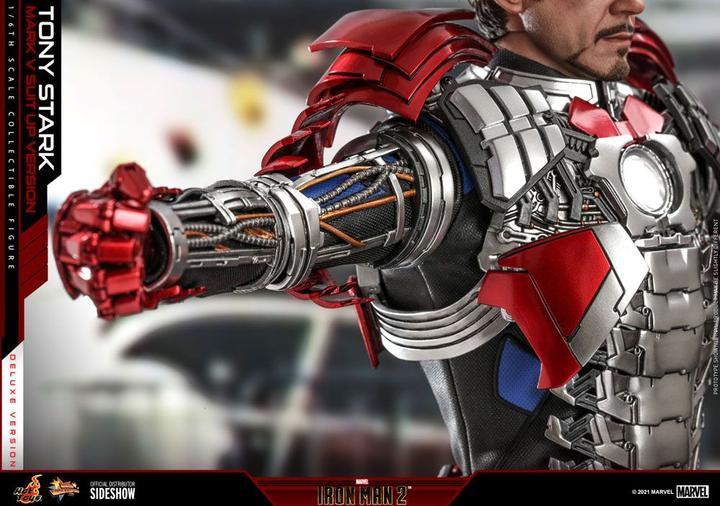 Actual product image Hot Toys Movie Masterpiece 1/6 Tony Stark (Mark V Suit Up Version) Deluxe