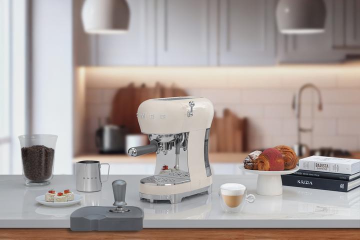 Actual product image Smeg ECF02CREU