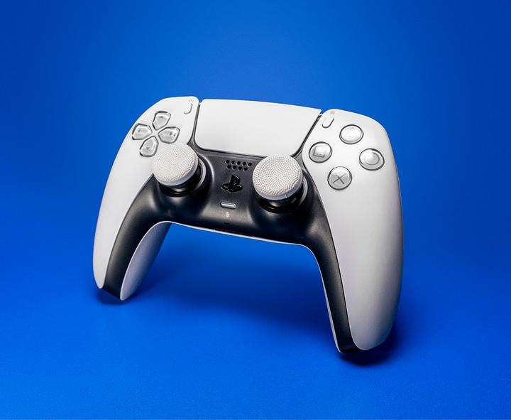 Actual product image SteelSeries Sports - Clutch Wht/Blk PS5 (PS4, PS5)