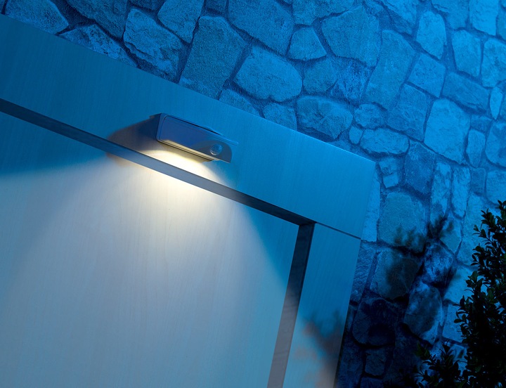 Produktbild Luminea 2er-Set LED-Türleuchten mit Bewegungs- & Lichtsensor (50 lm)