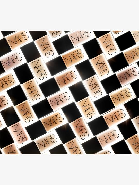 Immagine prodotto NARS Cosmetics Fondazione che riflette la luce (Oslo)