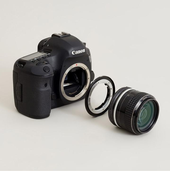 Produktbild Urth Lens Mount Adapter: Compatible with Nikon F Lens to Canon (EF / EF S) Camera Body