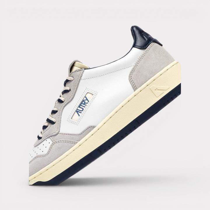 Actual product image Autry Medalist Low (40)