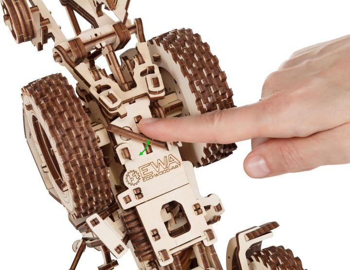 Immagine prodotto Eco Wood Art Trattore 82.3 con aratro - Kit in legno 3D