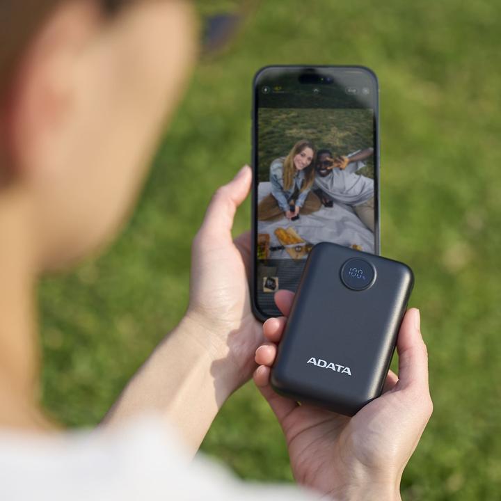 Actual product image Adata Powerbank P10022-12 10000 mAh, Akkutyp: Lithium-Polymer (10000 mAh, 15 W, 37 Wh)