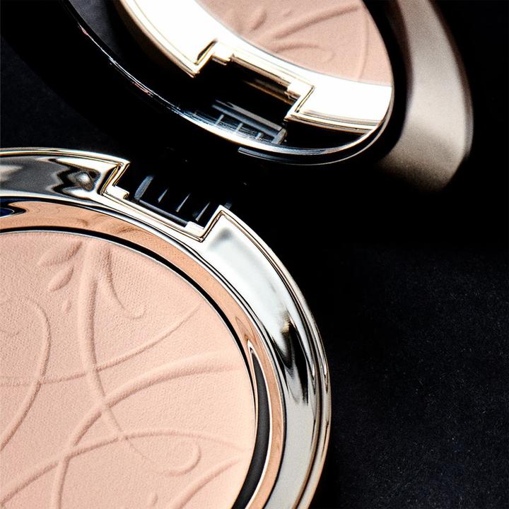 Actual product image Eveline Celebrities Beauty Mattifying And Smoothing Powder Mineral 20 Banner 9G (Transparent)