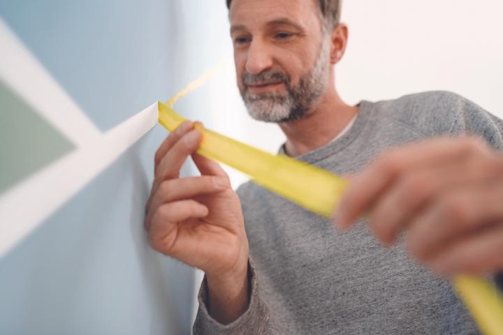 Produktbild tesa Malerkrepp PROFESSIONAL, Malerband für besonders präzises Abkleben (30 mm)