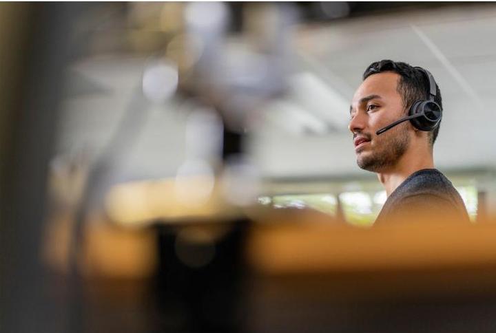 Produktbild Poly Voyager 4310 USB-C Headset +BT700 Dongle +Ladestation (Kabellos, USB-C, Microsoft Teams, Zoom)