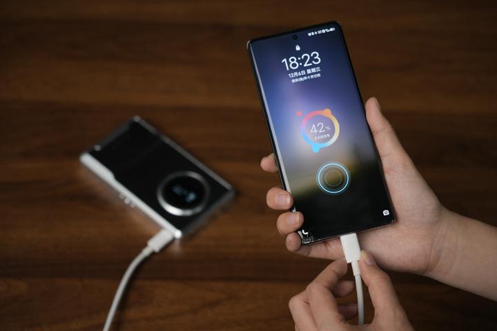 Produktbild Viltrox Retro 12X RGB Pocket LED Light (Videoleuchte)