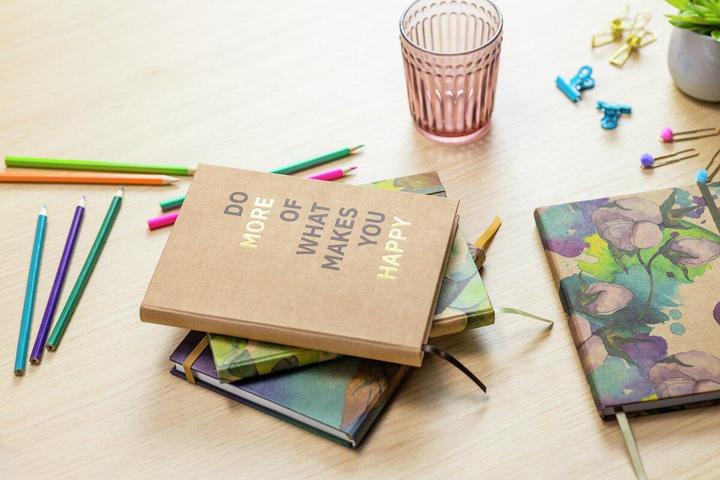 Image du produit Jolie Carnet de notes (A5, À rayures, Couverture rigide)