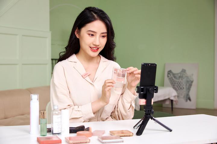 Actual product image Godox MoveLink Mini Lightning Kit 2 2.4 GHz 1 receiver and 2 transmitters pink (novelty)