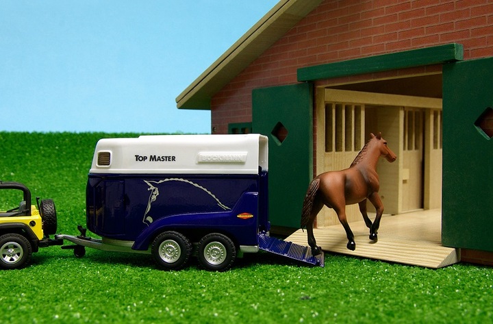Actual product image Sombo Horse stable wood with 9 horse stables 1:32