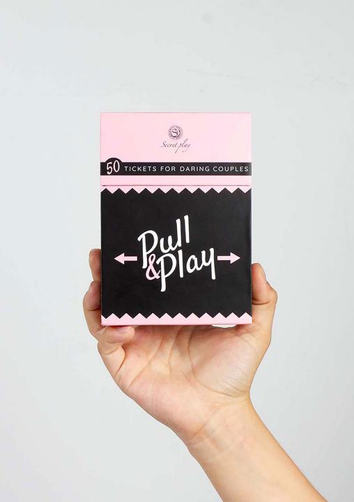 Produktbild Secret play Kartenspiel Ziehen & Spielen (ES/EN/DE/FR/NL/PT/IT) (Kartenspiel, Englisch, Französisch, Niederländisch, Portugiesisch, Italienisch, Deutsch, Spanisch)