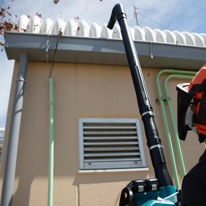 Immagine prodotto Makita Kit per la pulizia delle grondaie (Aspirapolvere + soffiatore di foglie, Attacco per macchine da giardino)