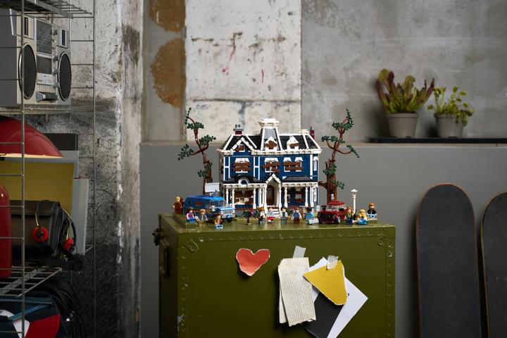 Actual product image LEGO Stranger Things: The Creel House (11370, LEGO Icons)