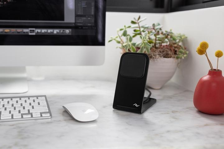 Actual product image Peak Design Mobile Wireless Charging Stand V2 - Black (15 W)