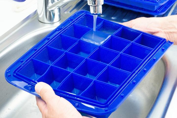 Actual product image Lurch Ice former Arctic Cube 4x4cm blue/transparent