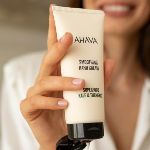 Produktbild Ahava Superfood Smoothing Hand Cream "Kale & Turmeric" - Glättend und nährende Handcreme (100 ml)