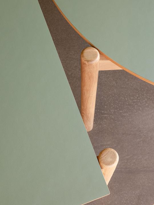 Image du produit Hübsch Oblique Esstisch Runde Olive