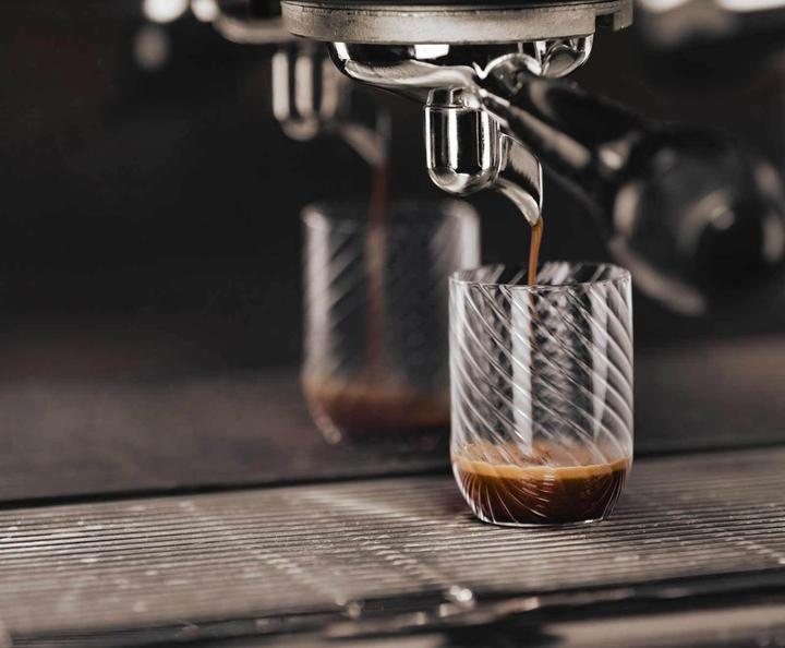 Image du produit Eisch Twist Cappuccinoglas mit Untertasse (270 ml, 1 x)
