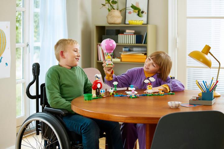 Actual product image LEGO Super Mario Peach on a Balloon Ride (71419, LEGO Super Mario)