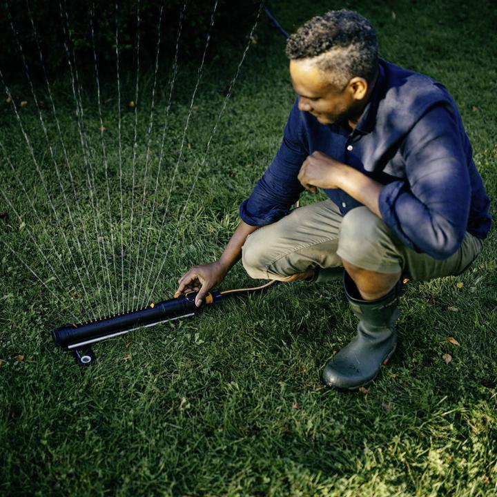 Produktbild No Name Fiskars Zraszacz Wahadłowy M X-Series (Schlauchregner)