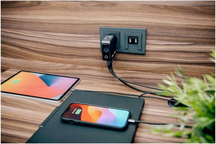 Produktbild Verbatim Mini GaN Charger 3 Port 100W w Display (EU/UK/US) (100 W, 3 Ports)