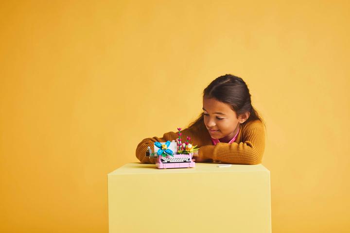 Image du produit LEGO Schreibmaschine mit Blumen (31169, LEGO Creator 3-in-1)