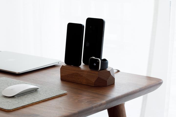 Actual product image Oakywood Triple Dock - Wooden docking station for three devices - 1 x Lightning, 1 x USB-C