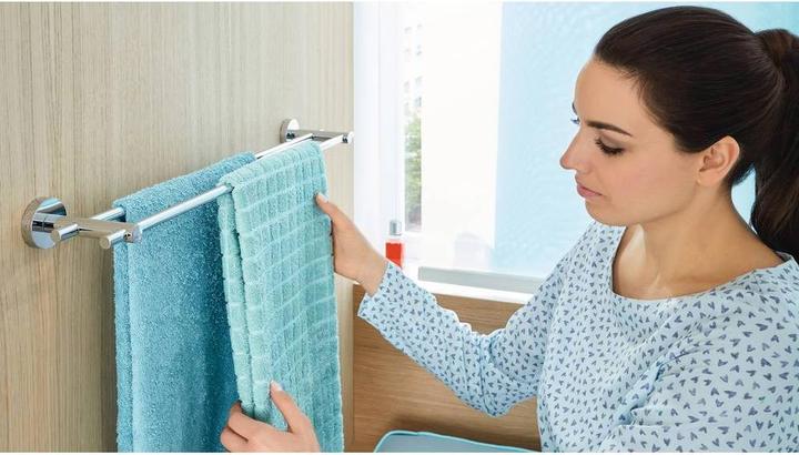 Image du produit tesa SMOOZ Barre à linge de bain à deux bras avec solution adhésive sans perçage