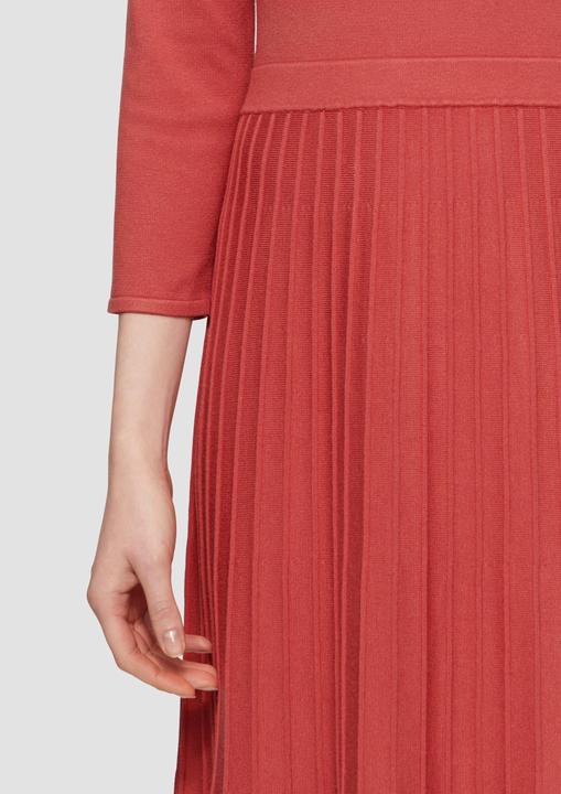Image du produit s.Oliver Kleid Tailliertes Strickkleid mit plissiertem Rock (38)
