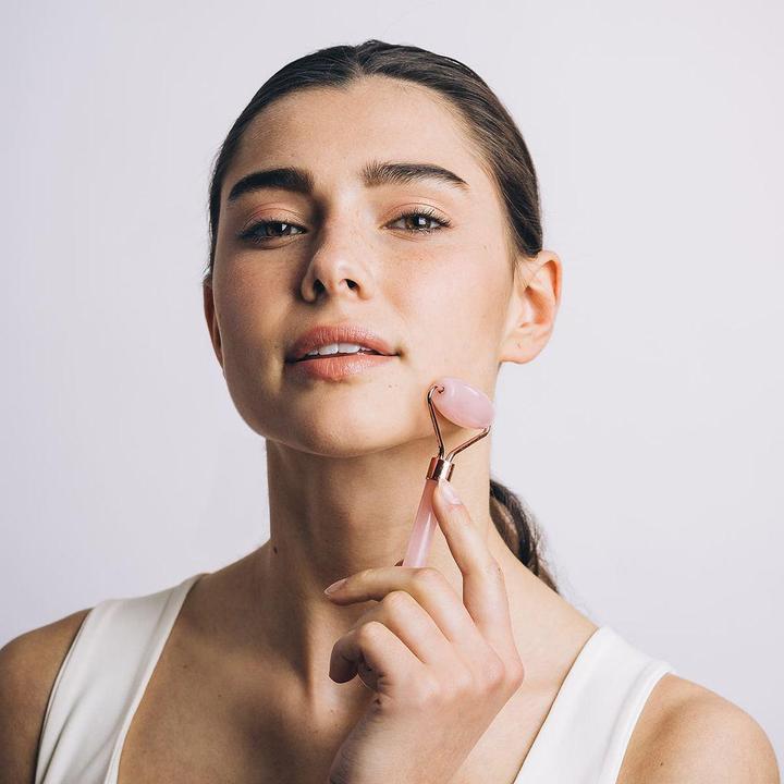 Immagine prodotto JTI Rullo per il viso e pietra Gua Sha - quarzo rosa naturale