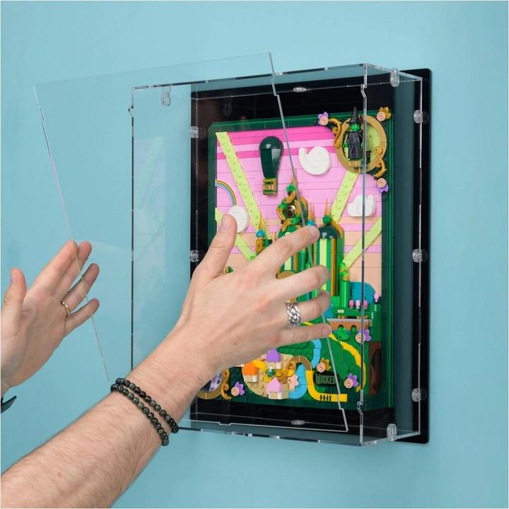 Produktbild iDisplayit Acryl-Wand-Display für LEGO® 75685 Emerald City Wandkunst (Mit schwarzem Hintergrund)