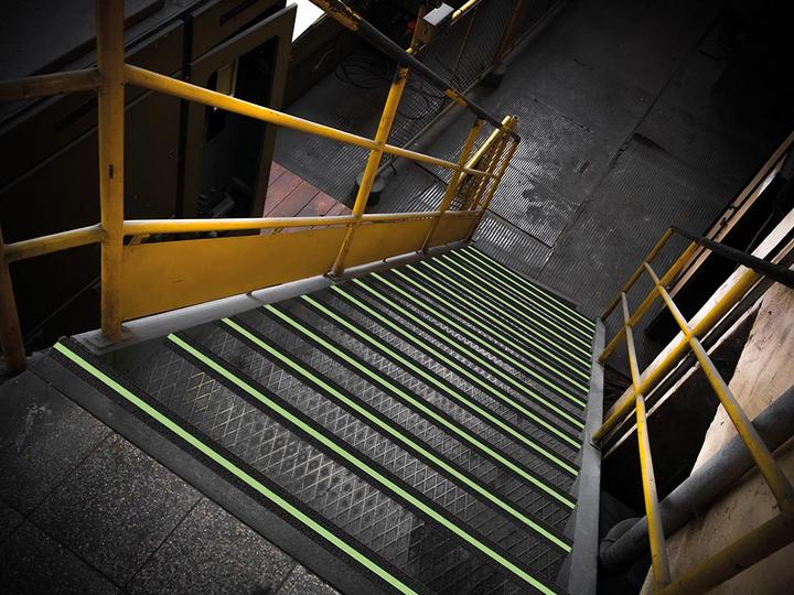 Produktbild Perel Rutschfestes, im Dunkeln leuchtendes Band 5cm x 5m - Schwarz/Grün (50 mm)