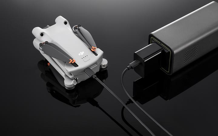 Produktbild DJI USB-C Ladegerät (Drohnen Ladegerät, DJI Mini 4 Pro, DJI Mini 3 Pro, DJI Mini 3, DJI Mavic Mini)