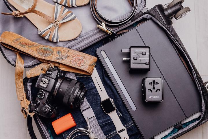 Actual product image Verbatim Universal Travel Adapter with 1 x USB-C PD 20W / 1 x USB-A QC 3.0