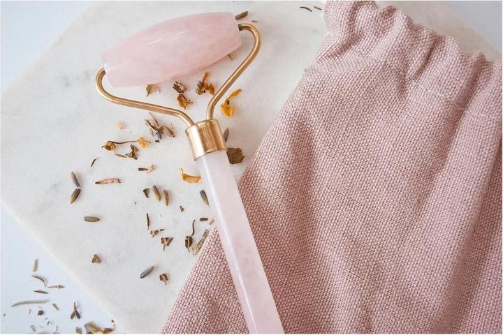 Actual product image Zoë Ayla Luxurious Rose Quartz Noiseless Facial Roller