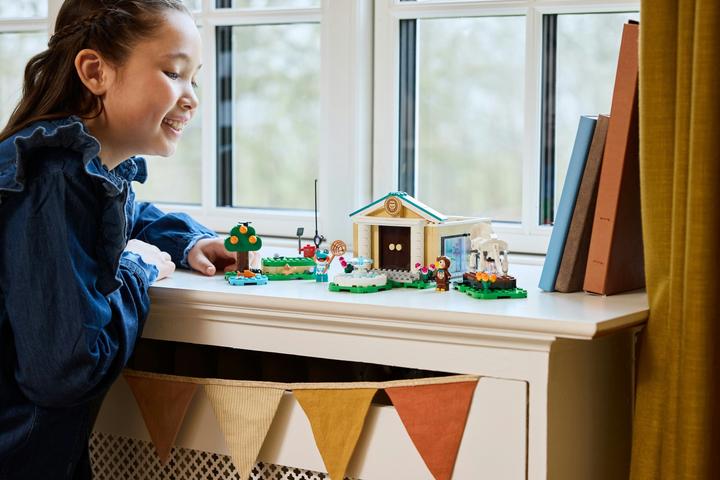 Actual product image LEGO Blathers's museum collection (LEGO Animal Crossing)