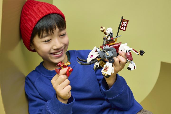 Produktbild LEGO Zilvar auf seinem Drachentier Grimtak (71863, LEGO Ninjago)