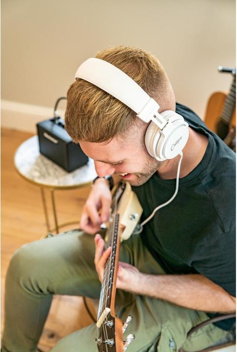 Actual product image Carry-On Over-ear headphones SH100 White (No noise cancellation, Cable)