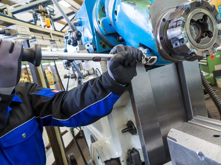 Immagine prodotto HAZET Chiave dinamometrica 6122-1CT ∙ Nm min-max: 40 - 200 Nm ∙ Tolleranza: 2% ∙ Attacco quadro, ma… (1/2", 40 Nm, 200 Nm)