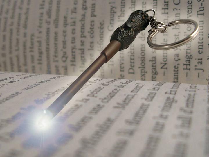 Produktbild Cinereplicas Harry Potter Harrys Zauberstab mit Leuchtf