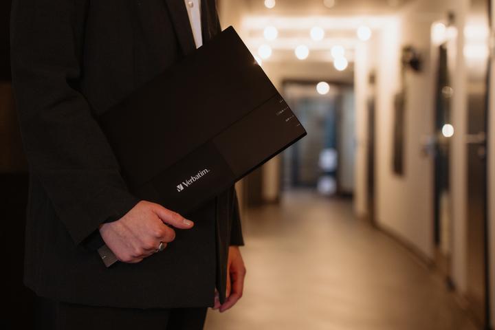 Actual product image Verbatim PMT-15 Portable Touchscreen Monitor 15.6" Full HD 1080p Metal Housing (1920 x 1080 pixels, 15.60")