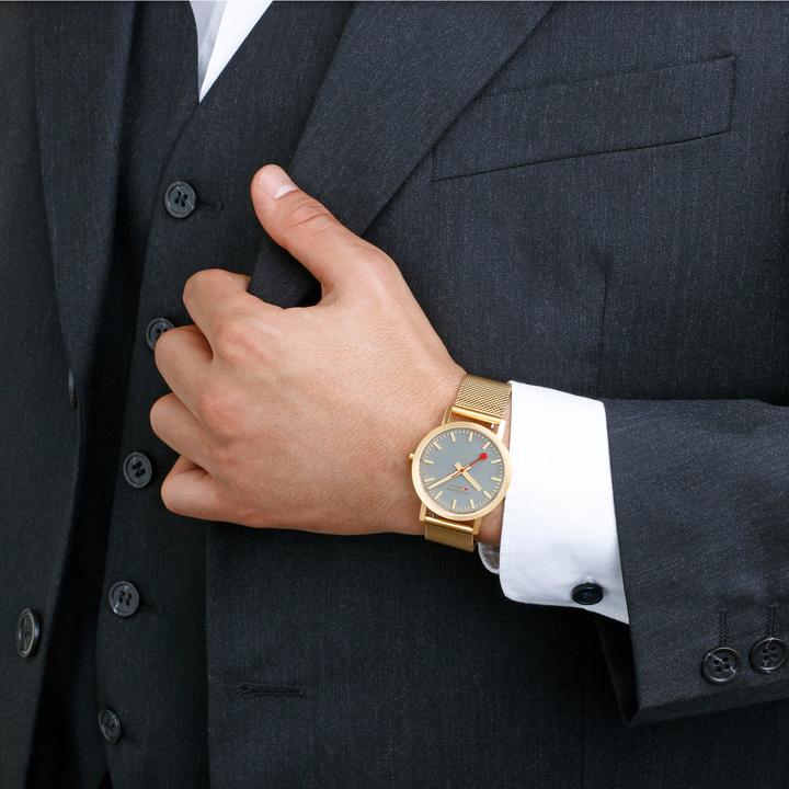 Actual product image Mondaine Classic - von der Natur inspiriert - Ip Gold (Analogue wristwatch, 36 mm)
