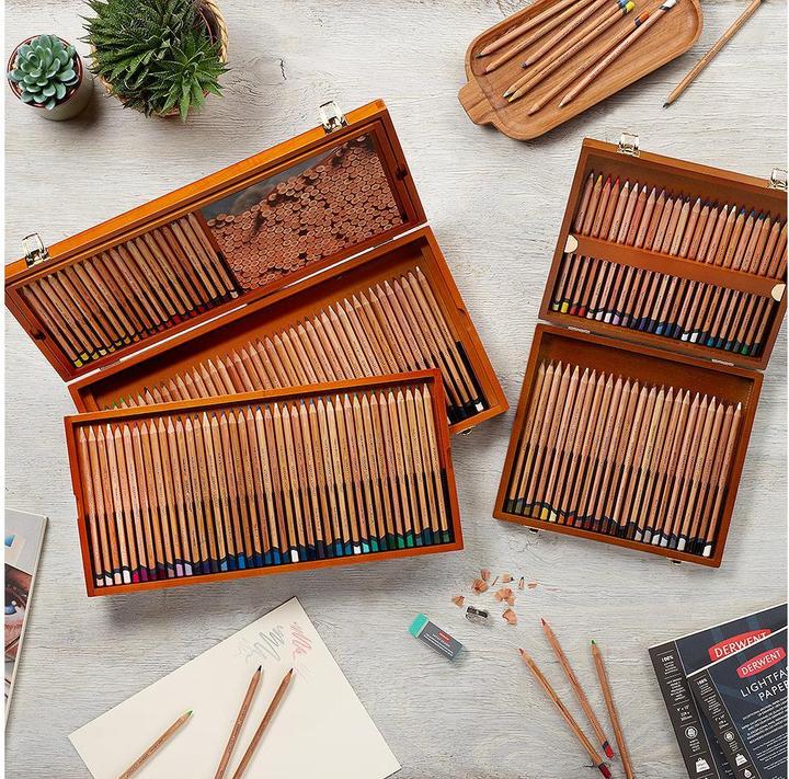 Image du produit Derwent Set cadeau de crayons de couleur Lighfast dans une boîte en bois, 48 pièces (Multicolore, 48 x)