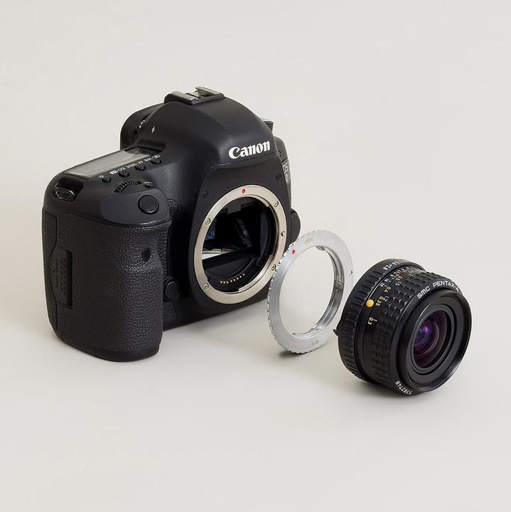 Produktbild Urth Lens Mount Adapter: Compatible with Pentax K Lens to Canon EF S Camera Body