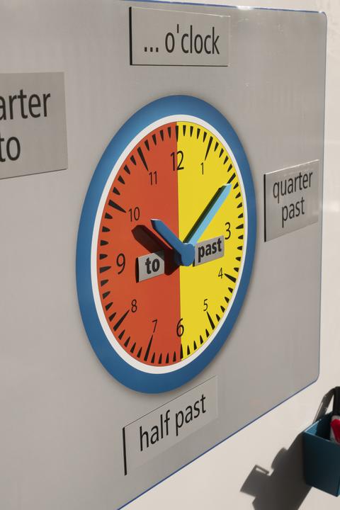 Image du produit Betzold Horloge d'enseignement : Quelle est l'heure? (Anglais)